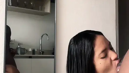 Küçük ağzıyla tüm yarağımı yemek için dizlerinin üstüne çöküyor -amatör çift- nysdel