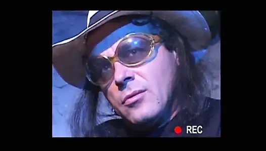 Schöne lesben lecken muschi mit großem schwanz, anal penetrierter dreier