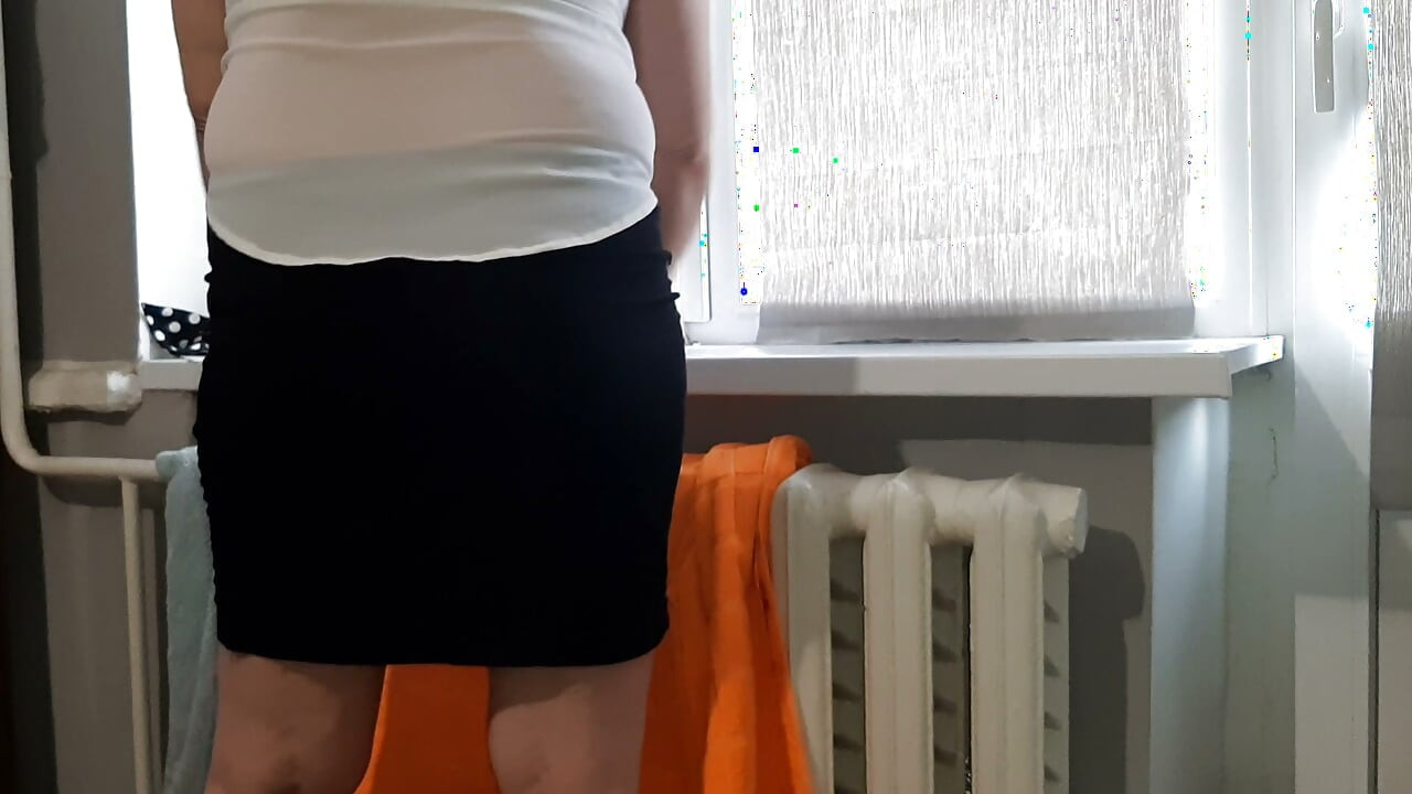 우리가 이불 속에서 몰래 방귀 뀌고, 핥고, 싸는 동안 가사도우미는 청소를 한다