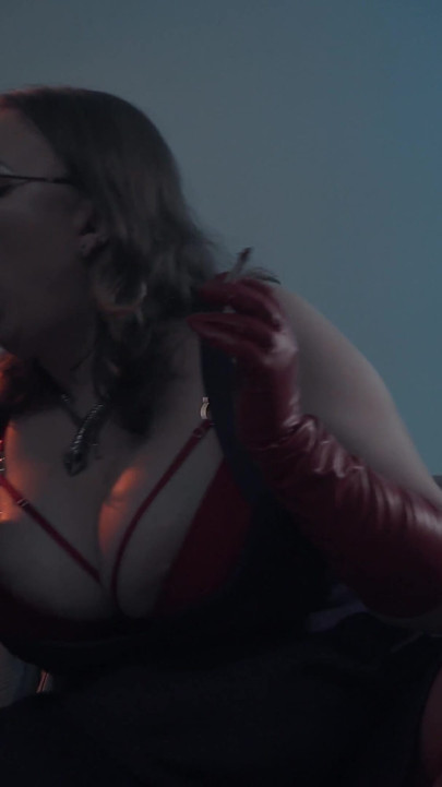 Escupir mamada fumando milf - perra dominante en gafas y guantes de cuero pajean y muerda la polla