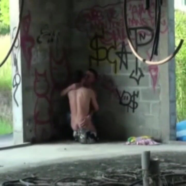 Une hétéro sucée par un gay dans un endroit exhin