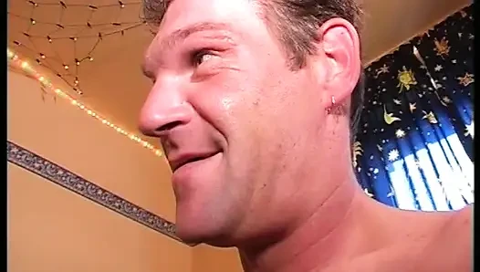 Erfahrene deutsche MILF fickt zwei geile typen