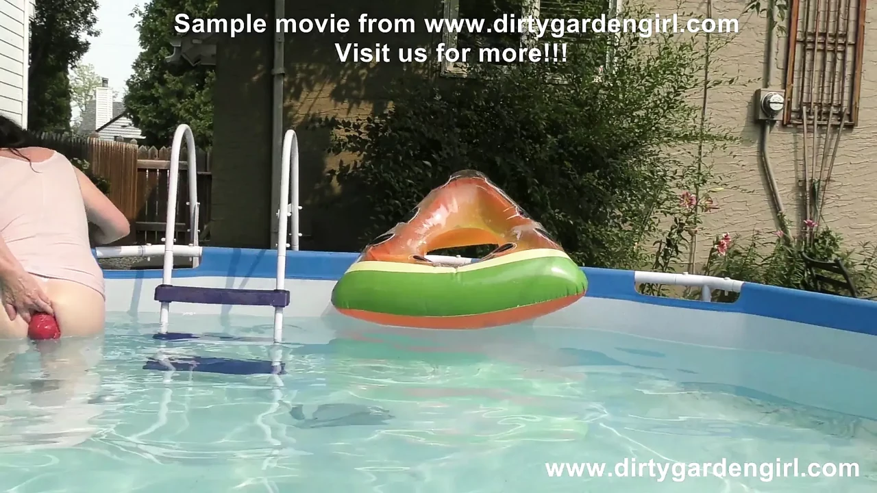 Dirtygardengirl – anal fisting & prolapse in swimming pool