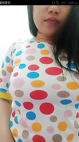 Nena indonesia es mimada en la cama 01