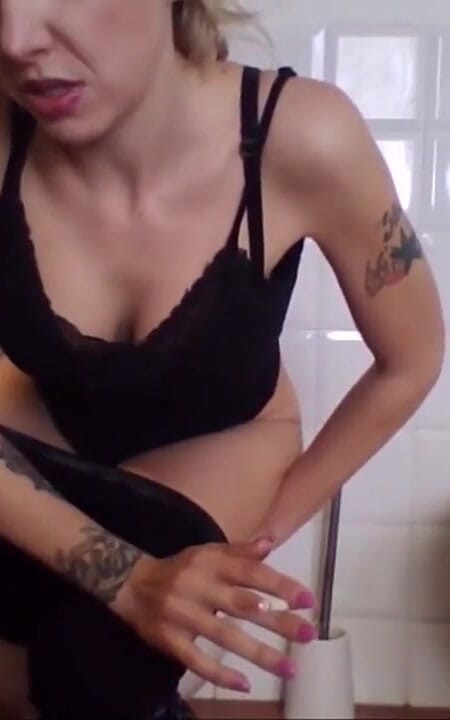 Smokin Fetish! See How I Relax Myself on the Wc with Cigarettes