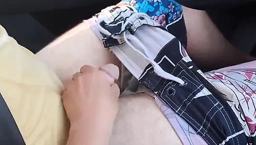 Adik tiri remaja ngocok kontol di dalam mobil di hutan