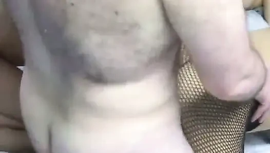 Kleine lesbische mädchen mit enger muschi haben einen glückspilz, der ihre party stürzt und fickt