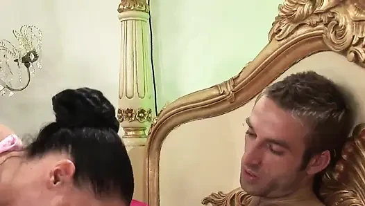 Pada akhirnya dia membuat kekasihnya makan creampie dari pria lain