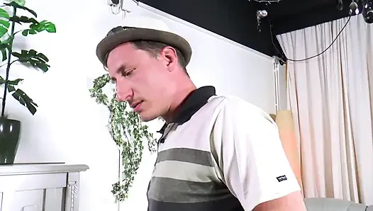 Sexy tätowiertes schätzchen fickt muschi