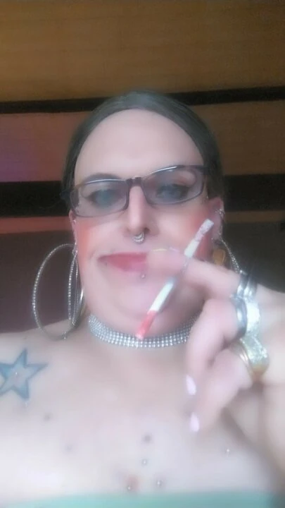 Stefaniets raucht mit Piercings und Tattoos