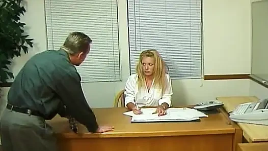 Perfekte blonde krankenschwester bekommt ihr analloch gefickt und jede menge sperma drin