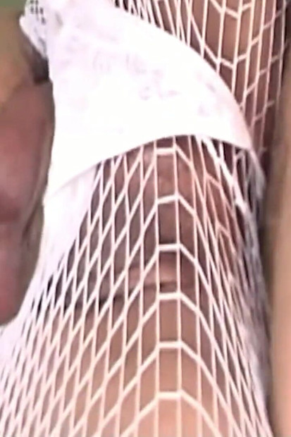 ストッキング姿のアジア人レディボーイが初めてアナルセックスを経験