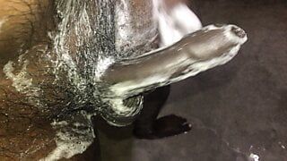 La masturbation en solo d'un jeune garçon dans la salle de bain - grosse bite sexy