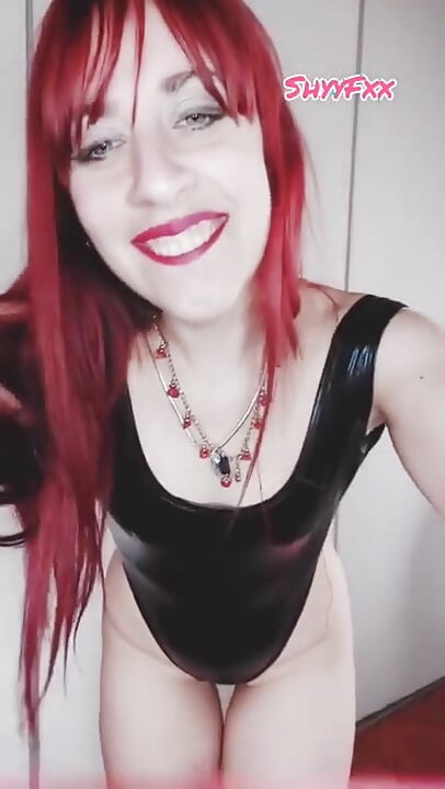 Shyyfxx humillando a su obediente perrito por perder una apuesta de instrucciones de paja