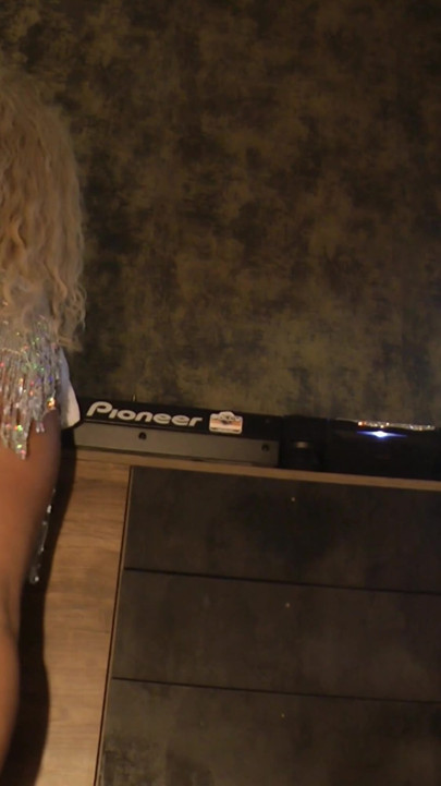 Sem calcinha, Djane rabuda balança enquanto toca pernas de música e vestido raver EDM sexy