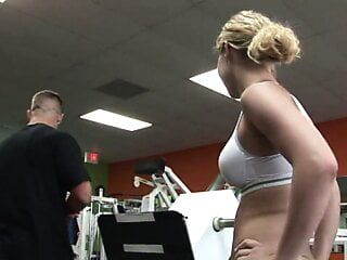 Heißes Fitnessstudio Mädchen lutscht die Stange des Trainers nach einem Training