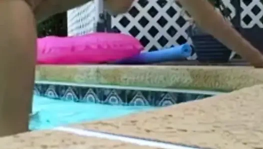 Соло-сессия Brandon у бассейна