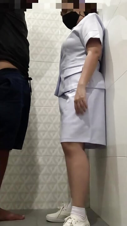 כשהייתי חמה בעבודה, הבאתי חבר שיבוא, וזיינו בשירותים של בית החולים.