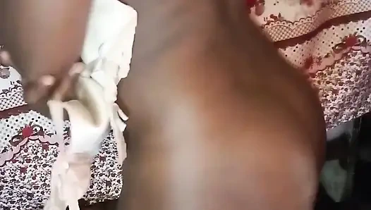 Cewek semok kulit putih dengan tubuh aduhai lagi asik