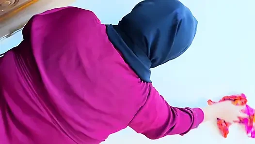 Tante seksi mesir dengan pantat bahenol lagi asik ngentot pantat bahenolnya di ranjang !