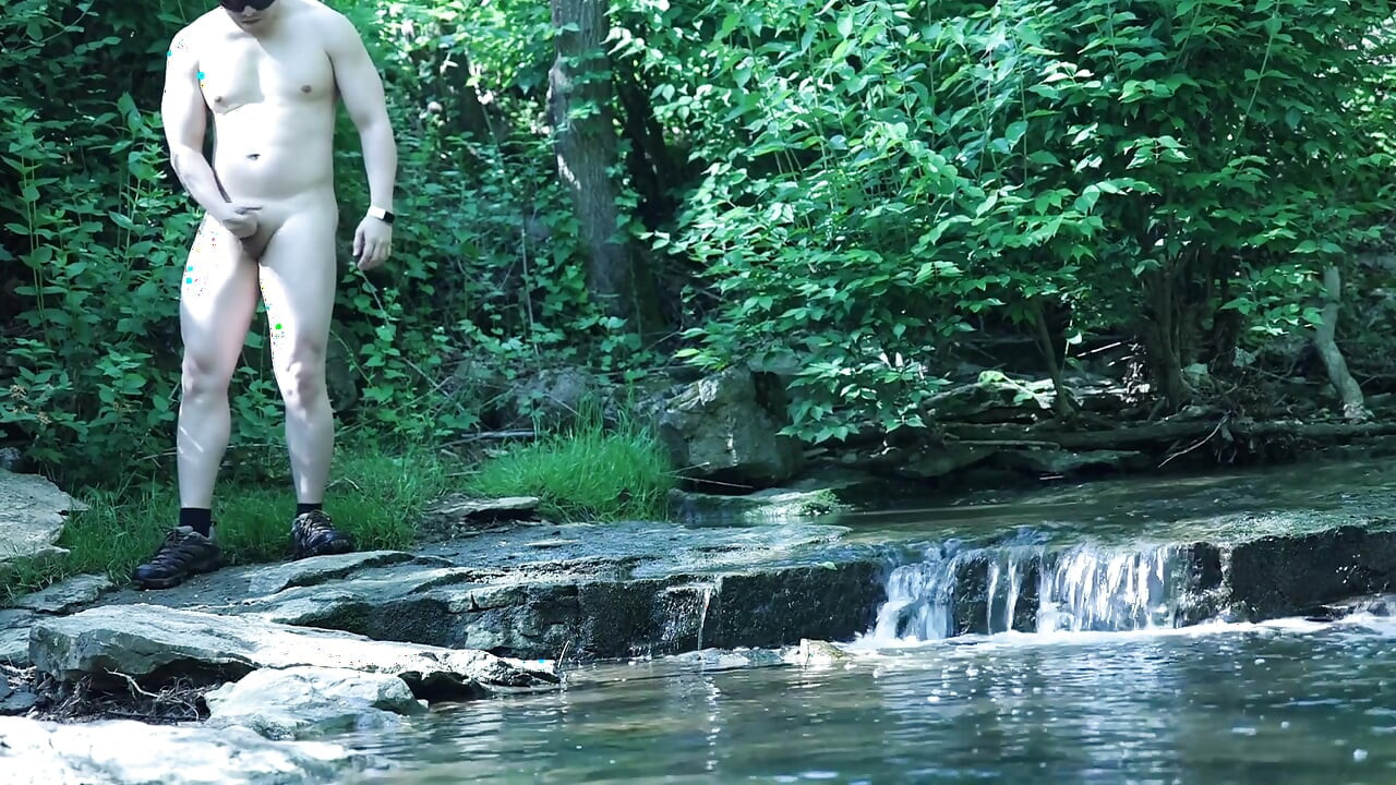 Fleksibel di tepi Air Terjun, Cuba Menyelinap Sedikit Detik Persendirian...