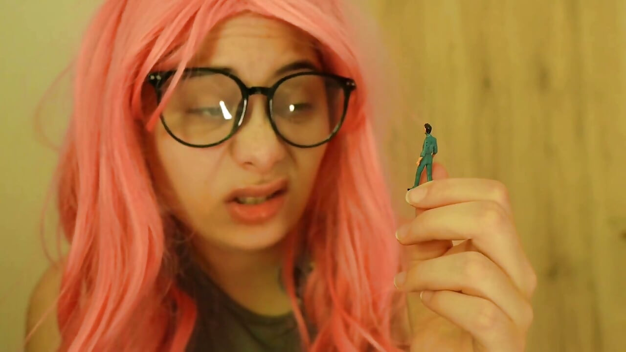 Giantess Chewing Gum