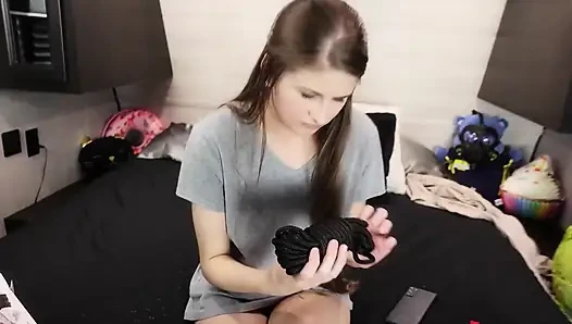 Üvey erkek kardeş üvey kız kardeşinin erkek arkadaşı için gavat pornosu çekmesine yardım ediyor, bölüm 2