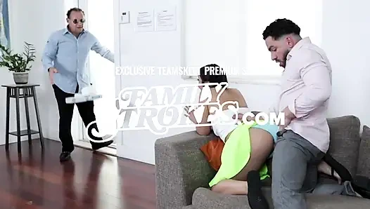 Seksi kankalar balo gecesinde limuzin şoförü tarafından kirazlarını patlatıyor