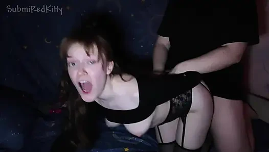 Nettes rothaariges mädchen in strümpfen grob in ihr enges kleines loch gefickt