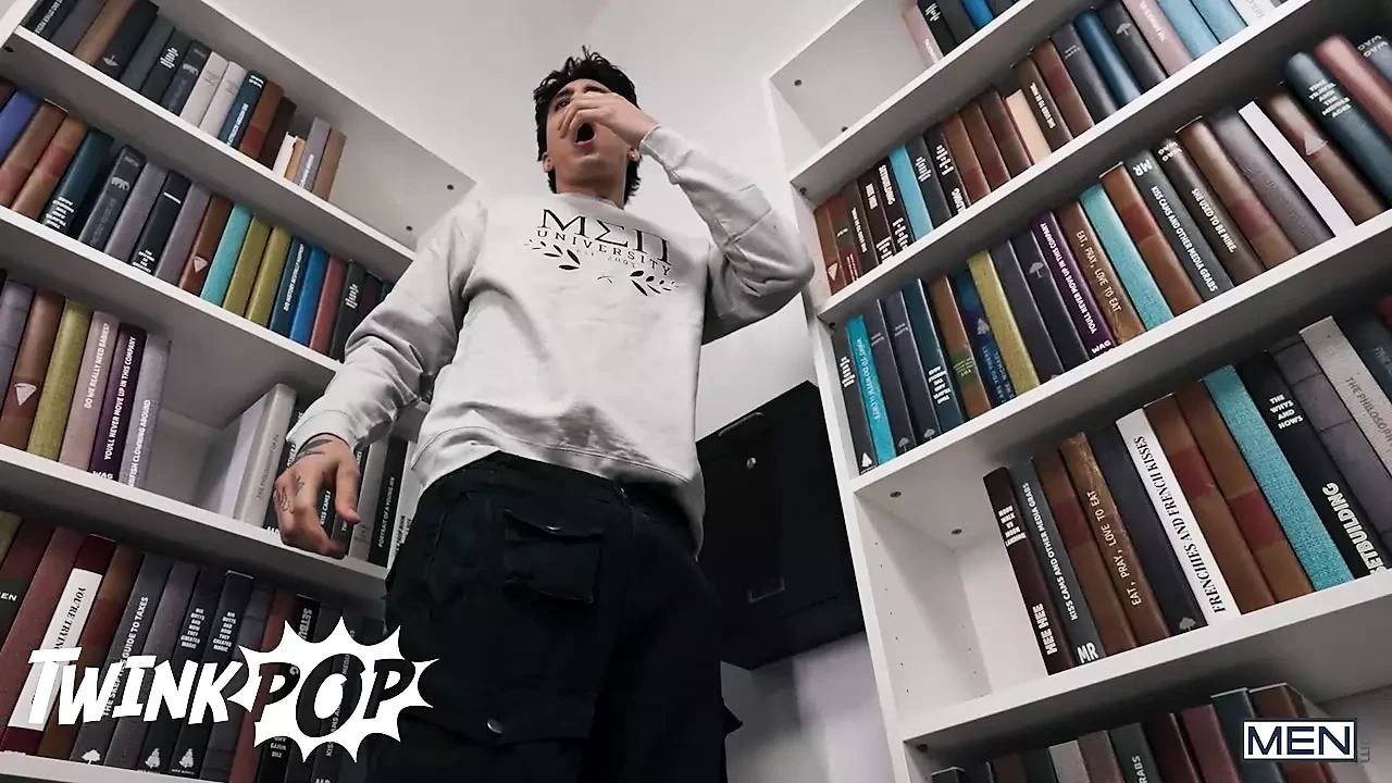 Twinkpop - marco alessandro Joey Mills'i domaltıyor ve onu kütüphanedeki raflardan sikiyor