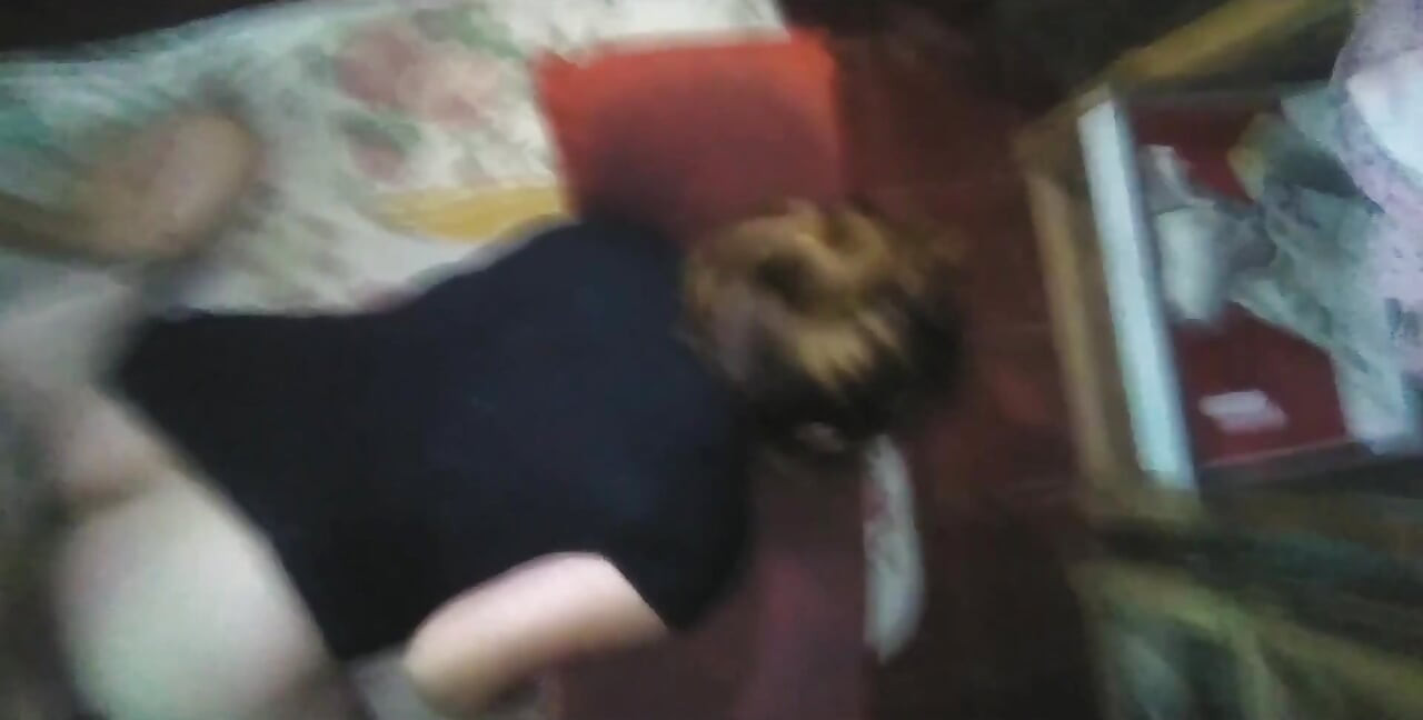 Enquanto gravava com o celular, eu a levei do lado com seu vestido preto levantado