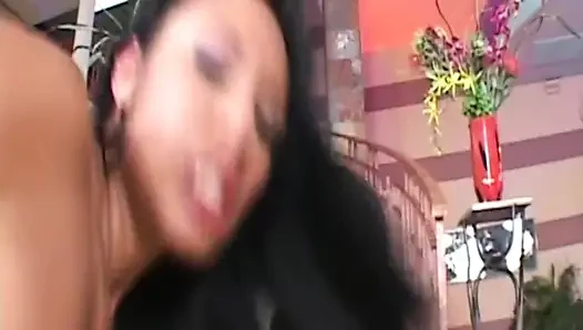 Memek cewek hot rambut cokelat ini dijilat dan di-fingering sampai orgasme