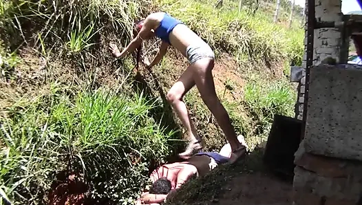 Nacktes schätzchen stampft ihren sklaven im garten