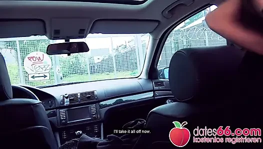 Ngentot di dalam mobil: cewek hot rambut cokelat (26 tahun)