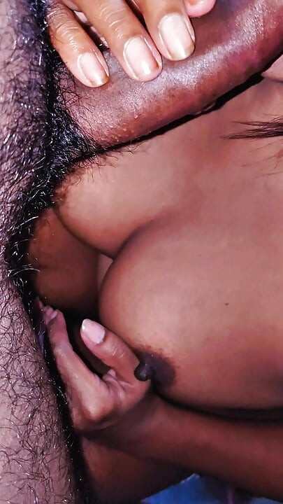 Desi Hot Kjæreste med store pupper som gir blowjob til kjæresten sin