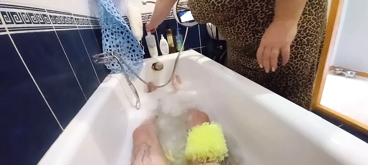 Ibu tiri mencuci saya di kamar mandi dan menyentak penisku