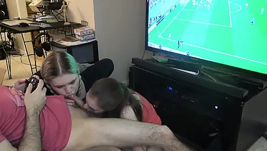 Cewek ini lagi asik nyepong kontol fifa sampai dia mengerang keenakan