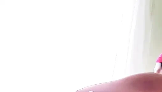 VIDEOS VON EINEM ZIMMERMÄDCHEN, DAS IHRE HAARIGE MUSCHI UND IHRE SCHÖNEN TITTEN ZEIGT