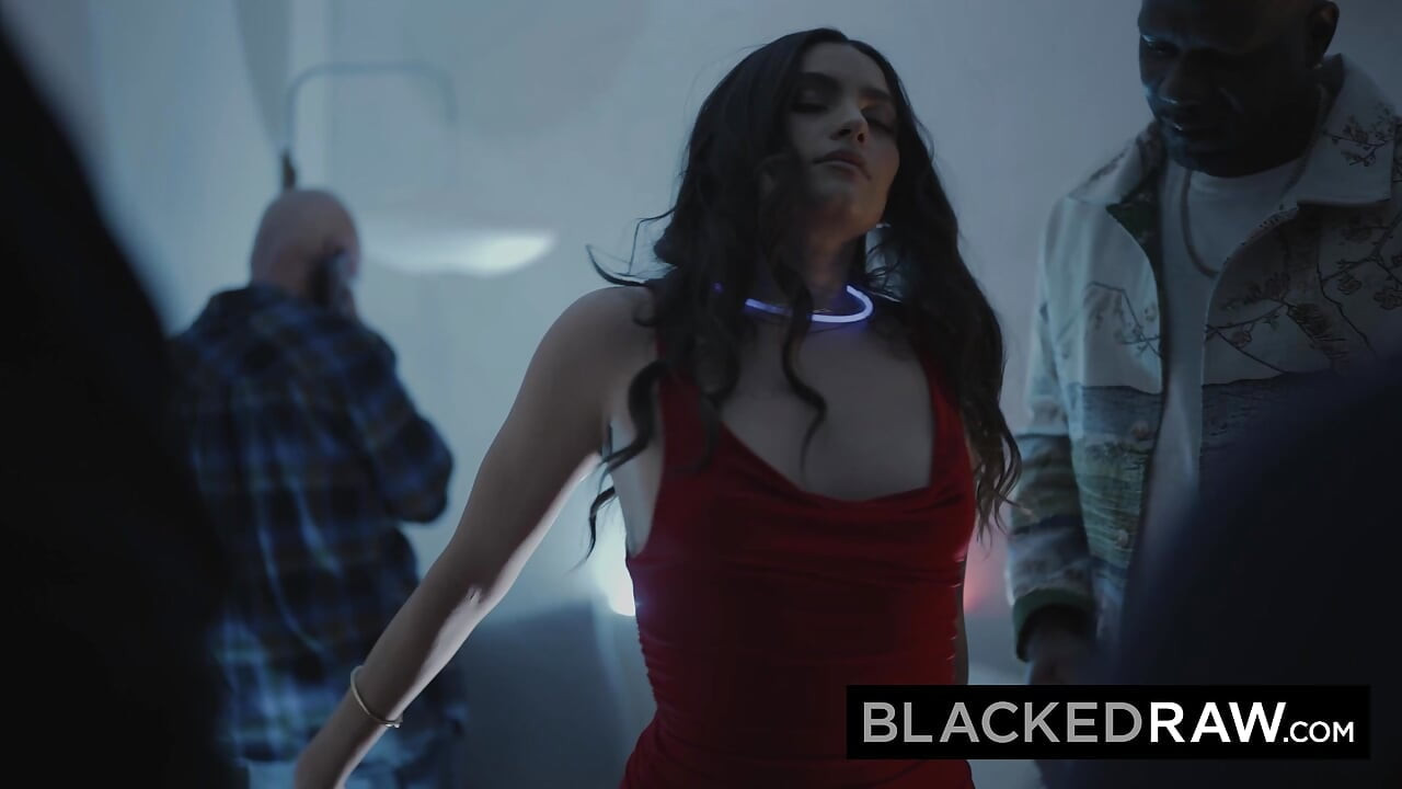 Blackedraw sexy Isa Bella wordt voor het eerst ruw geneukt op Blacked Raw