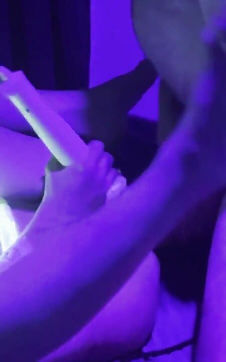 Sexy blondýnka hraje dirty after hours v clib