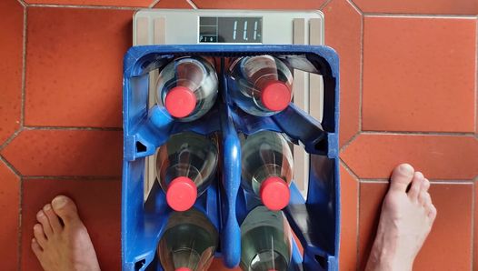 Levanto una caja de botellas de agua con mis bolas. Pesa alrededor de 11kg.