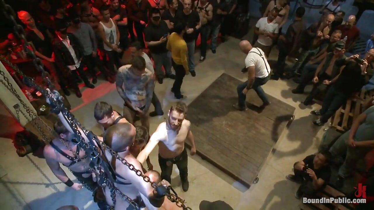 Güneyli adam 100 adamın önünde sikiliyor ve duş alıyor!