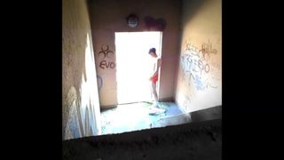 Marcher dans un bâtiment abandonné