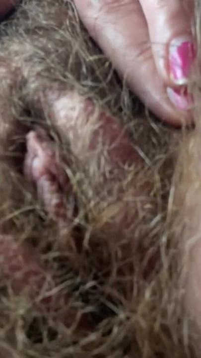 Moment épique de « 10 minutes de chatte poilue sur ton visage »