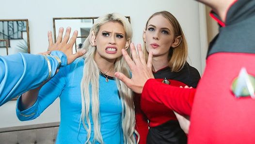 Garotas de cosplay Daughterswap fazem orgia de fantasias com pais nerds