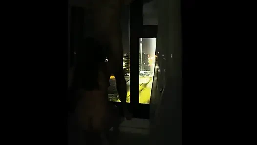 Otel penceresinin önünde sikiş ve emiyor