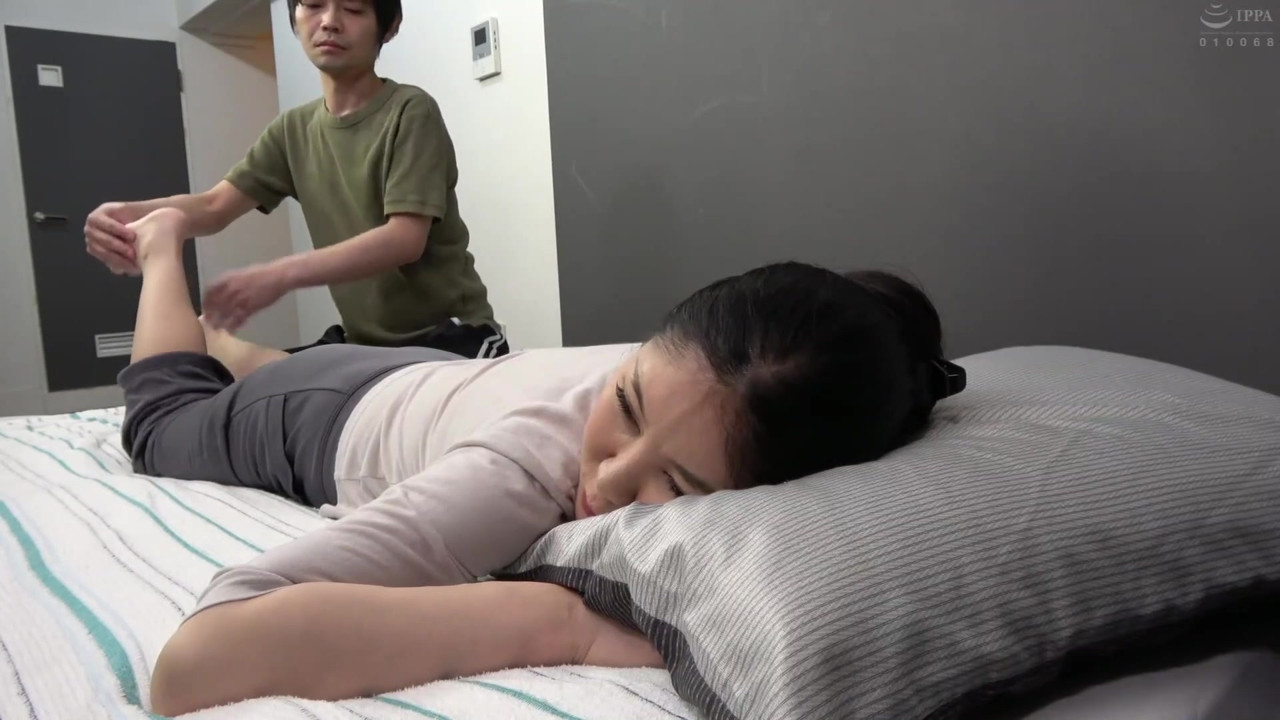息子が母親の体をマッサージ中にズボンを下げて半ケツにしたら… - Part.1
