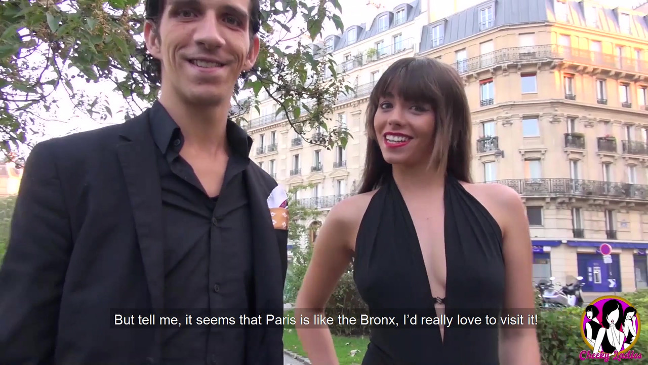 令人惊叹的黑发少女在森林里玩3P