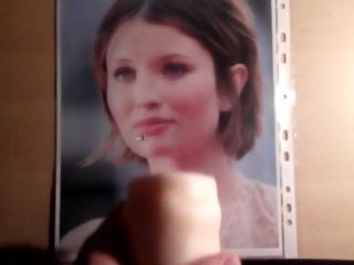 Emily Browning con omaggio