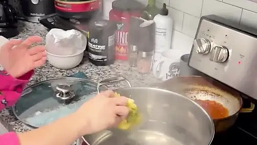 Pantat montok untuk kontol kecilmu yang dipermalukan